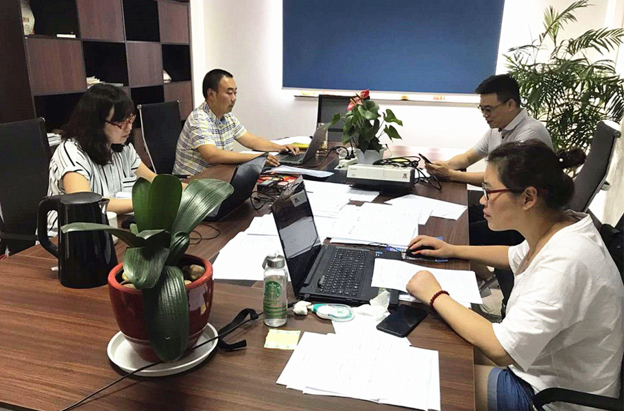 審核組成員在能達環(huán)境相關(guān)部門負(fù)責(zé)人的陪同下，正在進行相關(guān)審核工作2