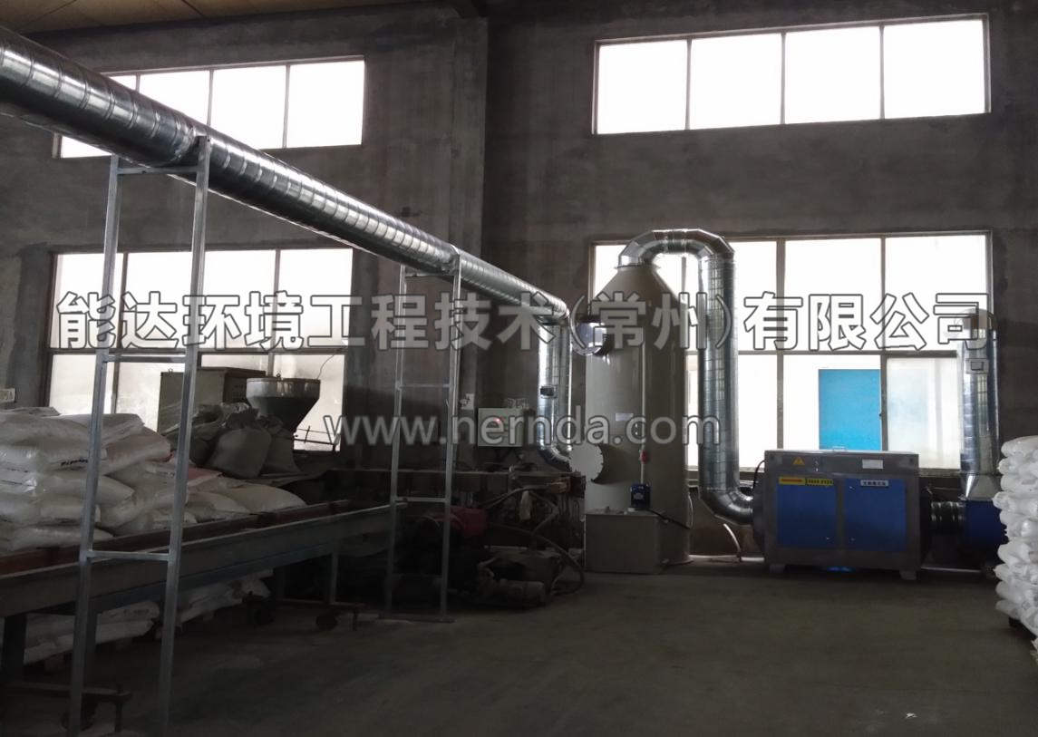 圖為DAXT-3000型廢氣噴淋塔和DAUV-3000型uv光解廢氣凈化設備  現(xiàn)場安裝調(diào)試完畢并已投入使用  