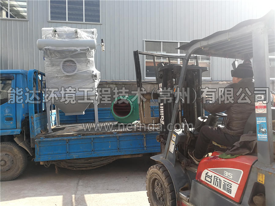 DATC-5500型濾筒除塵系統(tǒng)運(yùn)往現(xiàn)場(chǎng)后正在進(jìn)行卸貨工作